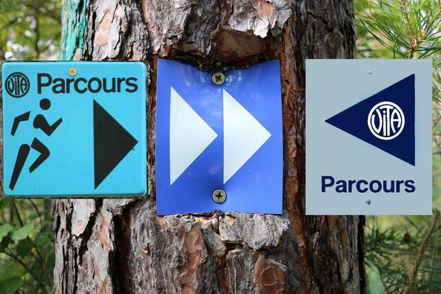 Wegweiser bei unterschiedlichen Versionen. Der rechte Wegweiser wurde eingefärbt, wobei die Originalfarbe nicht bekannt ist.