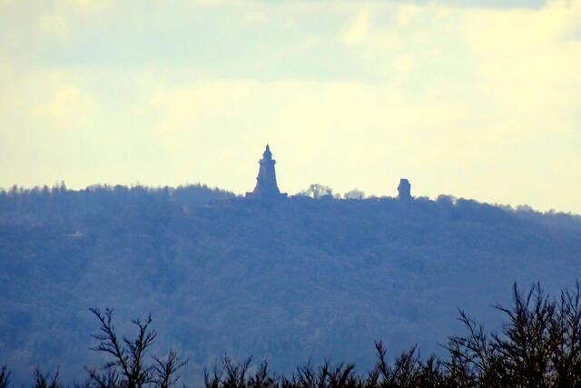 Kyffhäuserdenkmal mit den Barbarossaturm von der Burgruine Neu Morungen aufgenommen (14 Km)