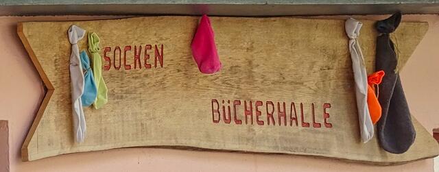 Schild an der für jedermann offenen Bücherhalle in Morungen. Die Socken stehen sicherlich im Zusammenhang mit dem Sockenbaum in Morungen. Aus Platzgründen muss ich leider auf weitere Erklärungen zum Sockenbaum verzichten.