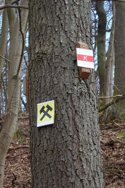 Kennzeichnung für Karstwanderweg und Bergbau -Lehrpfad