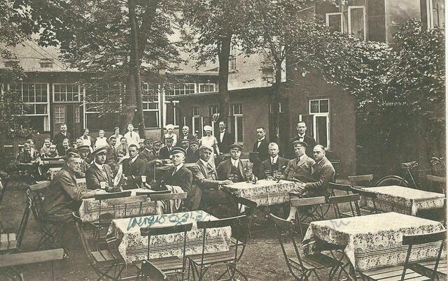 Gemütliches Zusammensein im Garten. Diese Karte wurde von den "Kösener Indianern" aus Hannover nach Bayreuth versandt, 1928.