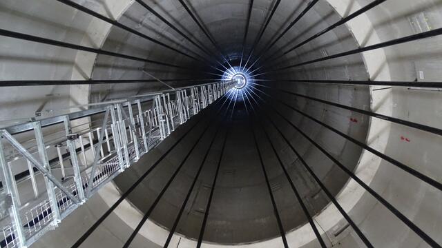 Im Turm. Die Betonteile sind weder mit Laschen verbunden noch miteinander verzahnt. Der Trick (genial): 24 rund 50 Millimeter starke Stahltrossen halten die Betonteile zusammen.