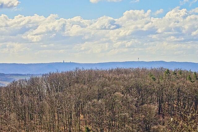 Kyffhäusergebirge mit Kyffhäuserdenkmal und dem Fernsehturm Kulpenberg