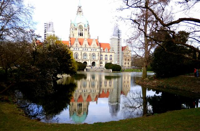 Hannovers Neues Rathaus ist auch immer noch eingerüstet.