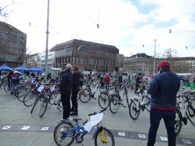 Über 500 gebrauchte Fahrräder