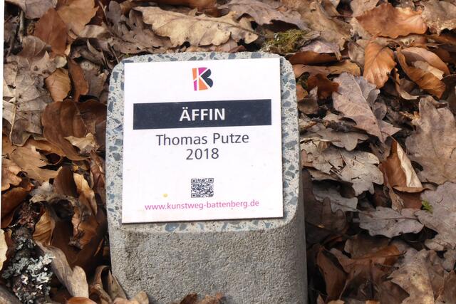 Informationsplakette zur "Äffin" von Thomas Putze.