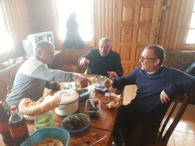 Mittagessen und Wein im Gartenhaus von Tamada Valery (Mitte).