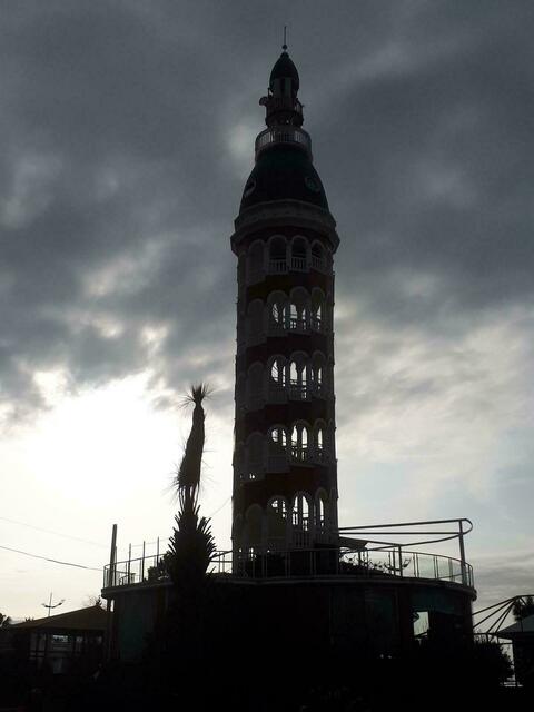"Leuchtturm" von Batumi in der Dämmerung.