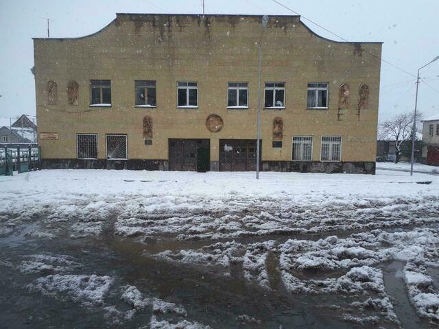 Sporthalle von Bolnissi von außen.