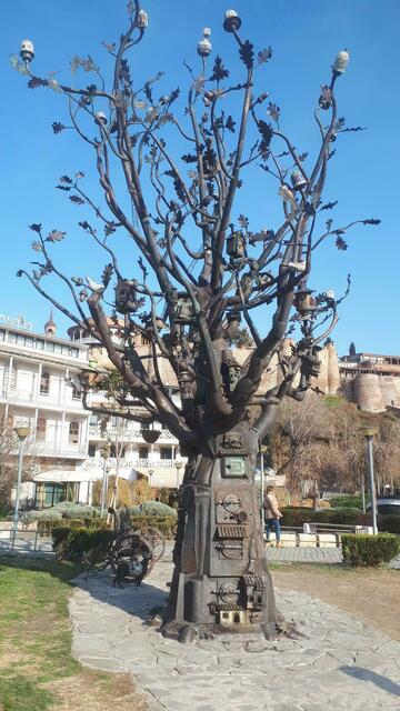 Ein Kunstbaum aus Metall. Vogelhäuschen sind das Motto.