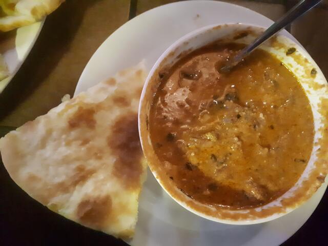 Khartcho mit Walnuss. Dazu Khabizgina (Brot mit eingebackenem Käse + Kartoffeln). Gegessen im Alani Restaurant in der Altstadt von Tiflis.
