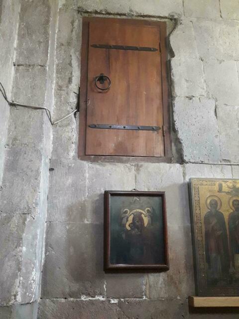 Einst ein Geheimversteck, heute eine Türe in rund 2 Meter Höhe in der Swetizchoweli-Kathedrale.
