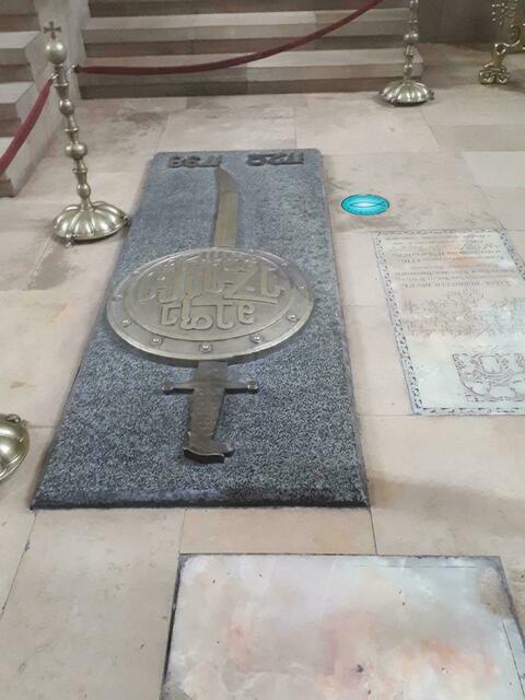 Gräber und Covid-Aufkleber im Boden der Swetizchoweli-Kathedrale.