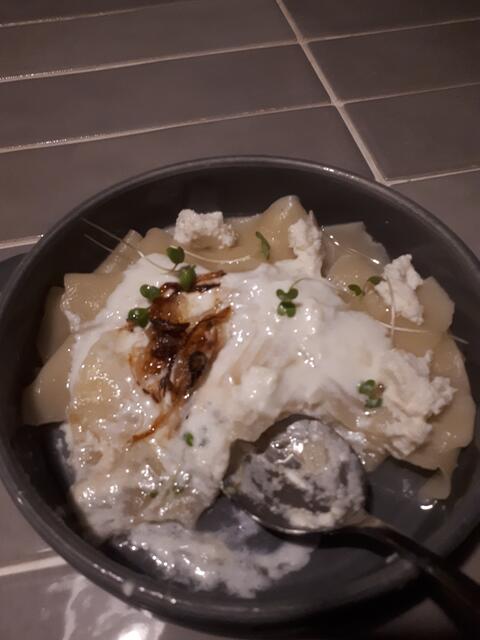 Tutmaji. Eine Spezialität aus Teigtaschenteig mit Schmand und Cottage Cheese. Gegessen im Citadel Narikala in Tiflis.