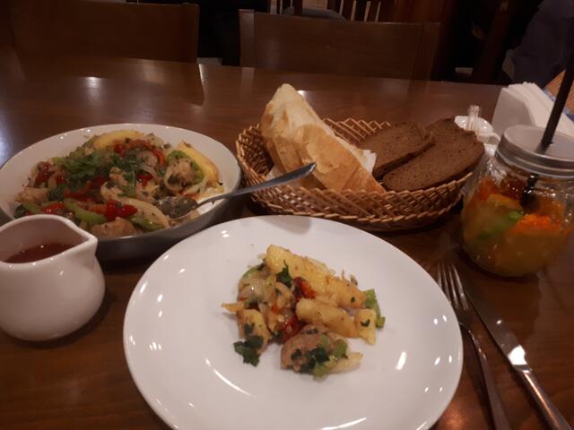 Leckeres Stew vom Schwein. Gegessen in einem ukrainischen Lokal am Batumi Boulevard.
