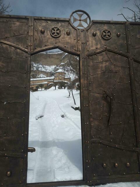Bolnissi-Kreuz am Eingangstor des Klosters Schiomghwime.