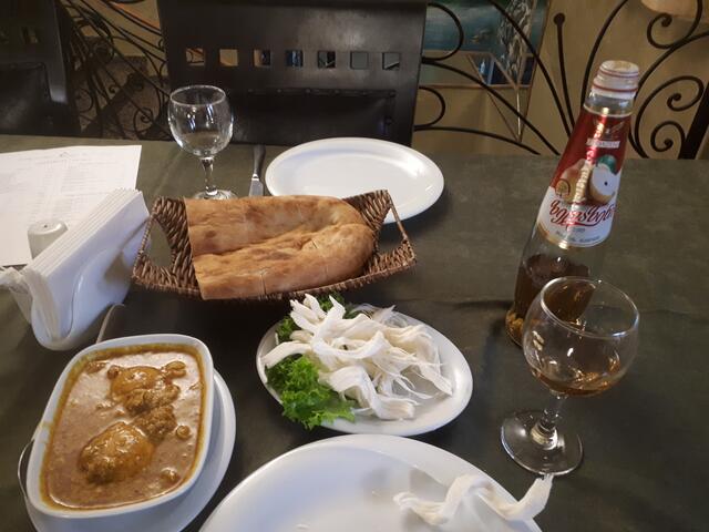 Ei in Soße, regionaler säuerlicher Käse, Birnenlimo. Gegessen in Batumi.