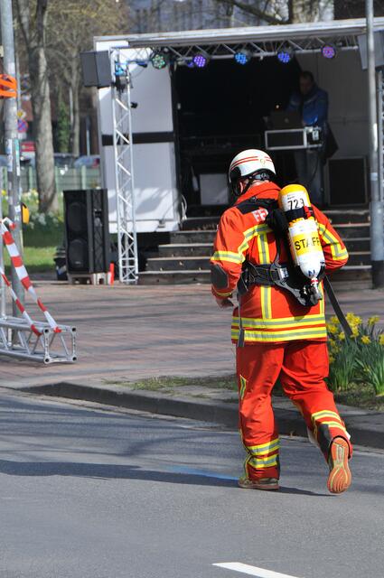 Er machte in voller Montur beim Lauf mit.