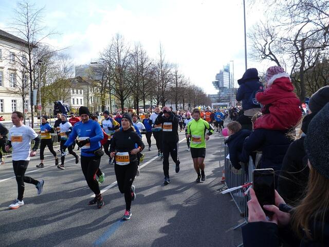 … als die Halbmarathon-Teilnehmer (in fünf Startblöcken) auf die Strecke geschickt werden.