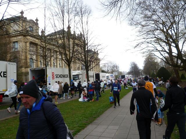 Kleiderbeutel-Aufbewahrung vor dem Niedersächsischen Landesmuseum Hannover.