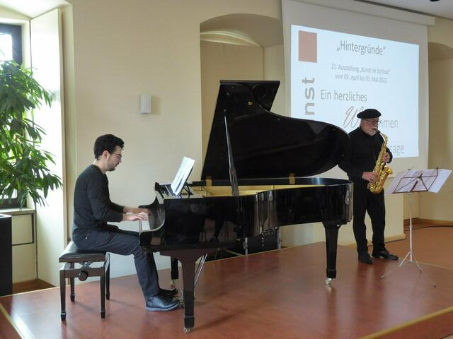 Das Duo S & K - Saxofon und Klavier mit Manfred-Andreas Lipp und Kirill Kvetniy (v. l.) umrahmte die Vernissage im Festsaal des Wertinger Schlosses.