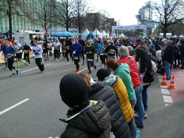 Der nächste Block der Halbmarathonis ist gestartet.