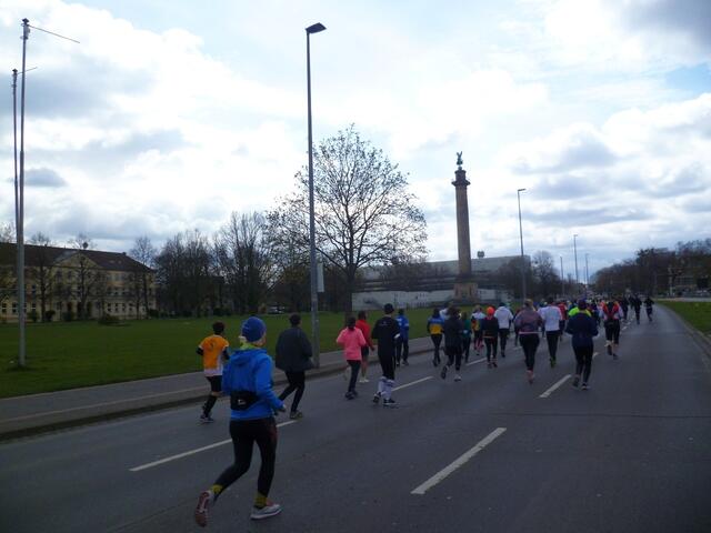 Die Teilnehmer/innen erreichen die Waterloosäule auf dem gleichnamigen Platz.