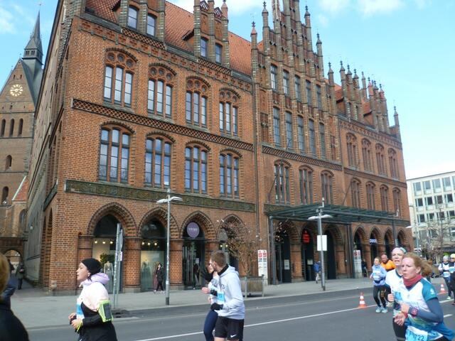 Attraktive und alte Gebäude: Marktkirche und Altes Rathaus. Die Aktiven haben meist anderes im Sinn. Das Ziel wartet in 400 Metern.