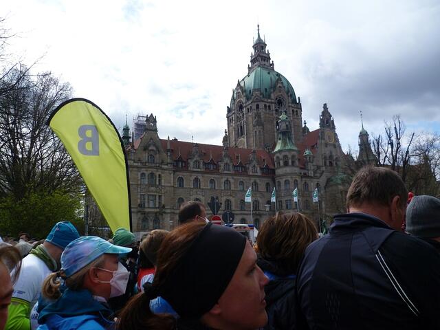 Startaufstellung der 10-km-Läufer/innen vor dem Neuen Rathaus.