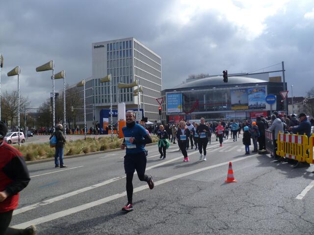 Das Theater am Aegi ist erreicht. Der Athlet freut sich. Das Ziel ist nah.