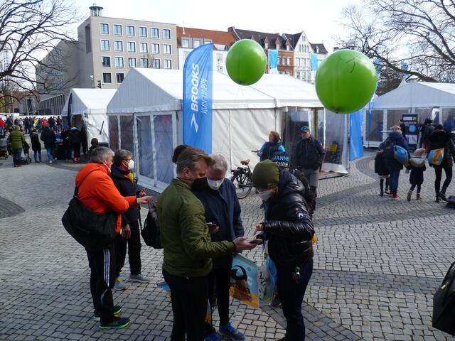 An den Grünen Ballons werden am Sonntag (Renntag) die gelben Bändchen verteilt, die den Zugang zu den Startblöcken ermöglichen. Es gilt die 3G-Regel.