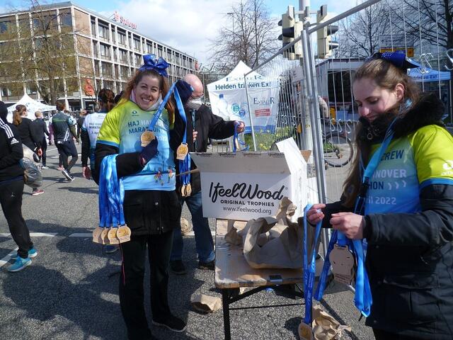 Freundliche Mitarbeiterinnen von Frau Eichel übergeben die Medaillen.