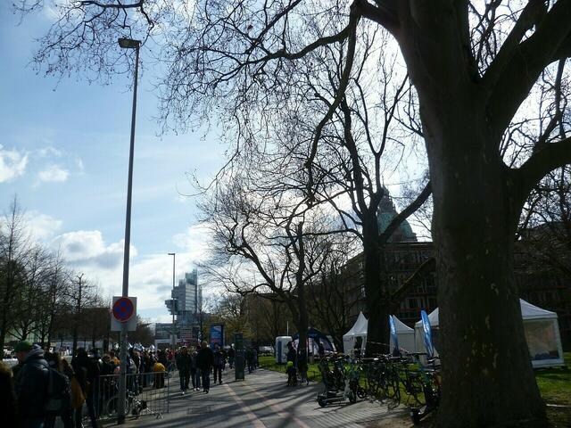 Der Athlet aus Hänigsen erreicht den Start- und Zielbereich des Hannover Marathons …