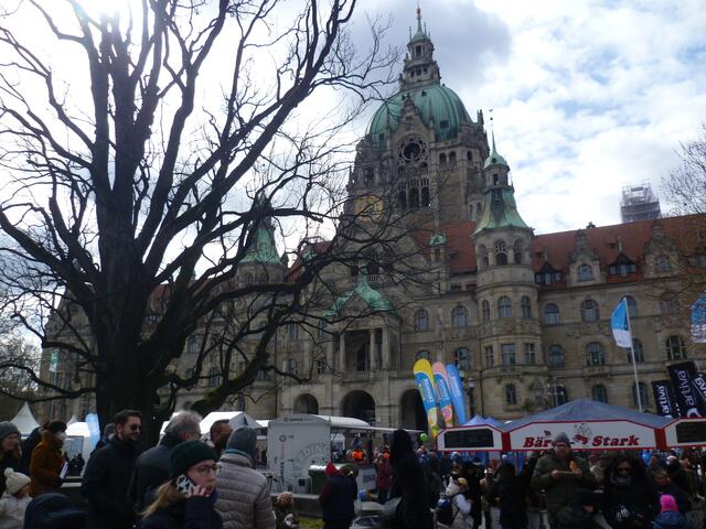 Vor dem Rathaus befindet sich 2022 unter anderem die Vergnügungszone.