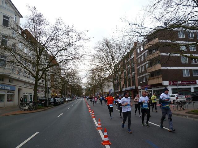 Die Hildesheimer Straße. Am Renntag nett mit Hütchen dekoriert.