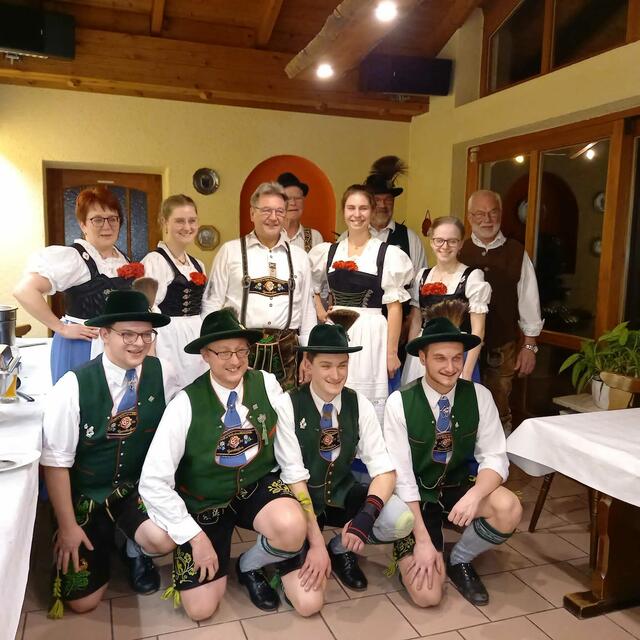 Trachtlerinnen und Trachtler gratulieren dem 60jährigen Ehrenmitglied Reinhold Dempf.