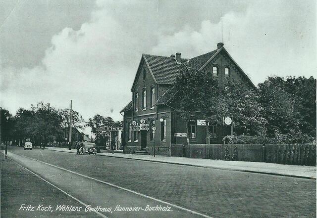 JANUAR - 1938 hieß der Pächter von WÖHLERS GASTHAUS "FRITZ KOCH". Die älteren KLEIN- BUCHHOLZER hatten dort ihren Stammtisch. Seine Frau ELSE war für ihre gute Küche berühmt. Vor dem Gasthaus fällt die neu mit MANSFELDER KUPFERSCHLACKENSTEINEN gepflasterte PODBIELSKISTRASSE als Zubringer der neuen REICHSAUTOBAHN auf. Zum Gasthaus gehörte die STANDARD(OIL)-TANKSTELLE. Dahinter sind Häuser der Feldmark "IN DEN SIEBEN STÜCKEN" zu erkennen.