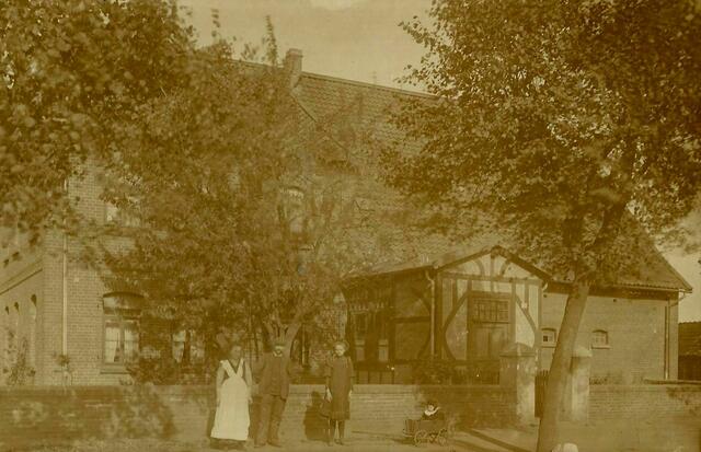 JUNI - VOLLMEIER LAHE Nr. 2 hieß GEORG EICKHOFF. Er hatte in KLEIN-BUCHHOLZ in der PODBIELSKISTRASSE 218 dieses stattliche Haus vor 1908 errichten lassen. Auf dem Photo steht er mit seiner Frau ERNA, dem  DIENSTMÄDCHEN und dem ältesten Sohn KORDT im Bollerwagen vor seinem Haus. 1890 verfügte die KAISERLICHE OBERPOSTDIREKTION, dass in KLEIN-BUCHHOLZ am 1. April "eine POSTAGENTUR in WIRKSAMKEIT tritt". Diese POSTAGENTUR unter Leitung von HEINRICH SIEVERT war 1908/09 im Erdgeschoss des Hauses untergebracht.