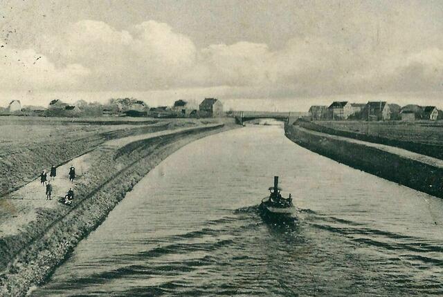 NOVEMBER - 1856 wurde der Bau eines RHEIN-ELBE-Kanals angeregt. 1906 wurde mit dem Kanalbau begonnen, der 1907 zur EINGEMEINDUNG von KLEIN-BUCHHOLZ nach Hannover führte. 9 Kanalbrücken auf der 4,5 km langen Strecke des Kanals durch die Feldmark von KLEIN-BUCHHOLZ wurden gebaut. 1916 wurde der heute so genannte MITTELLANDKANAL in unserem Bereich geflutet. In der Ferne ist die PODBIELSKISTRASSE mit der NOLTEMEYER-BRÜCKE  erkennbar, Foto um 1917.