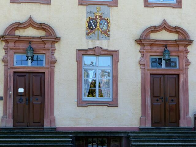 Zisterzienserinnen-Kloster Lichtental. Es gibt sogar ein Gästehaus für Menschen, die Ruhe und Erholung für Leib und Seele suchen. Über dem Fenster der Wappenstein,