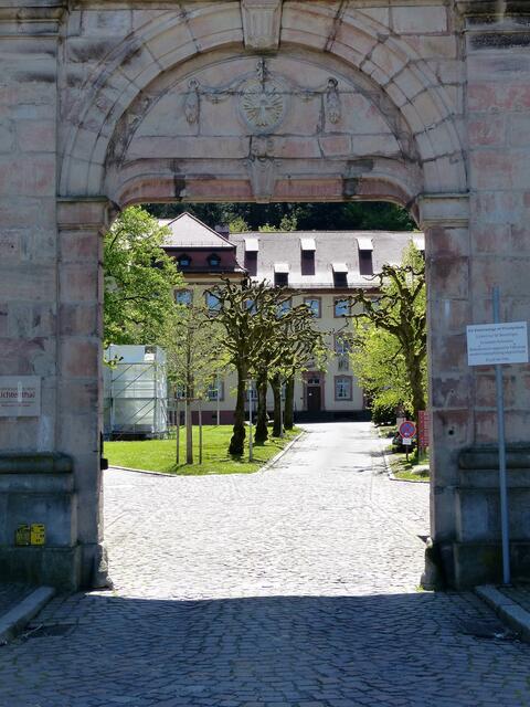 Zisterzienserinnen-Kloster Lichtental, Allee zur Klosterpforte. Die Abtei kann seit ihrer Gründung auf  mehr als 775 Jahre zurückblicken.