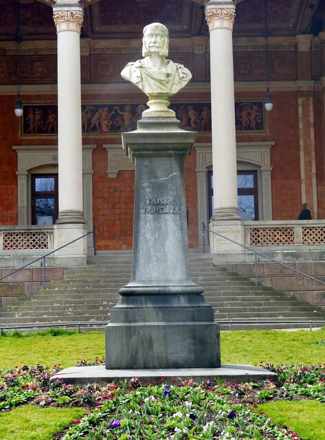 Das Kaiser Wilhelm Denkmal vor der Trinkhalle
