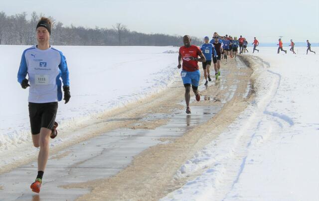 Mario Leser und das Verfolgerfeld jagt hinter ihm her