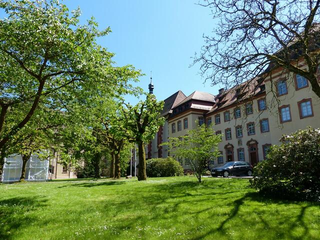 Sehr gepflegter Innenhof, rechts die Klostergebäude
