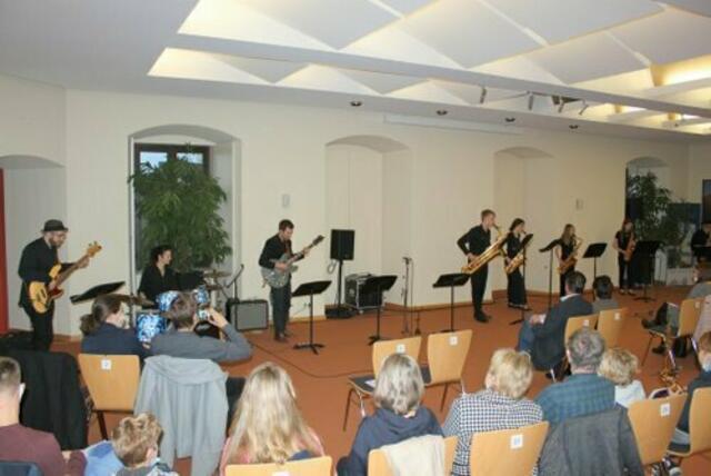 Die Papa Lipp Combo mit Helmuth Baumann, Dunja Lettner und Florian Hirle unterstützten das Saxofonensemble mit Martin Stempfle, Lucia Reiter, Sarah Wiedmann, Chiara Bunk und Manfred-Andreas Lipp (v. l).