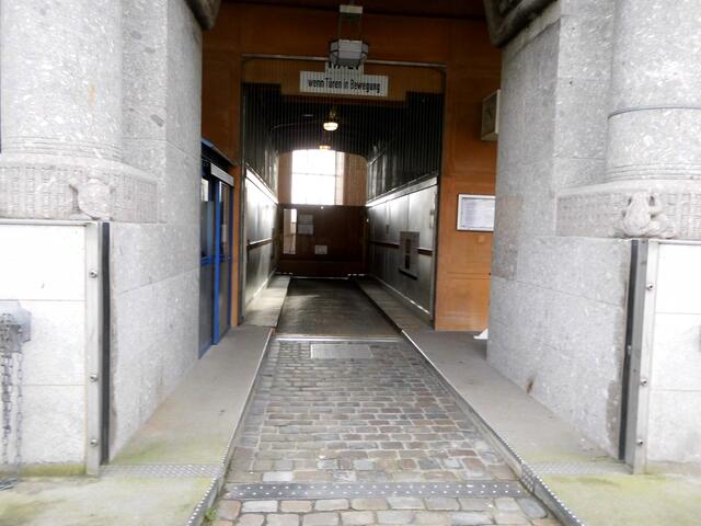 ZUGELASSEN  FÜR  KUTSCHEN  ODER FÜR ZWEI PKW, PERSONEN / RADFAHRER