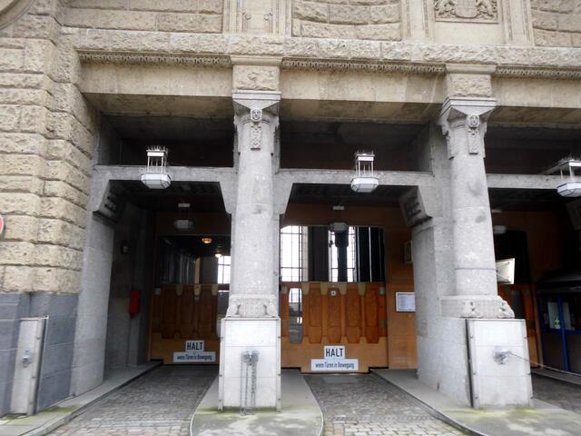 PKW FAHRSTÜHLE  ZUR DURCHFAHRT UNTER DIE ELBE