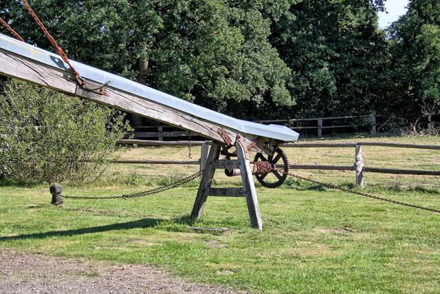 die Mühle wird mit der Winde am Ende des Steerts in den Wind gedreht