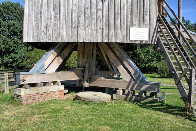 der mächtige Mühlenkasten ruht auf dem Bock, namensgebend für diese Mühlenart