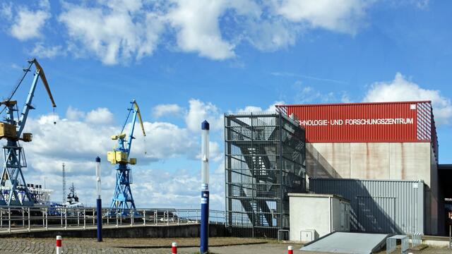 Auf der Hafenpromenade am Technologie- und Forschungszentrum mit dem Blick auf den Ausrüstungskai der Schiffswerft. Foto: Helmut Kuzina
